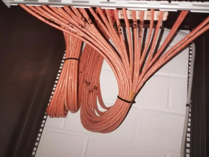 Netzwerkkabel sauber gebündelt in einem Datenschrank
